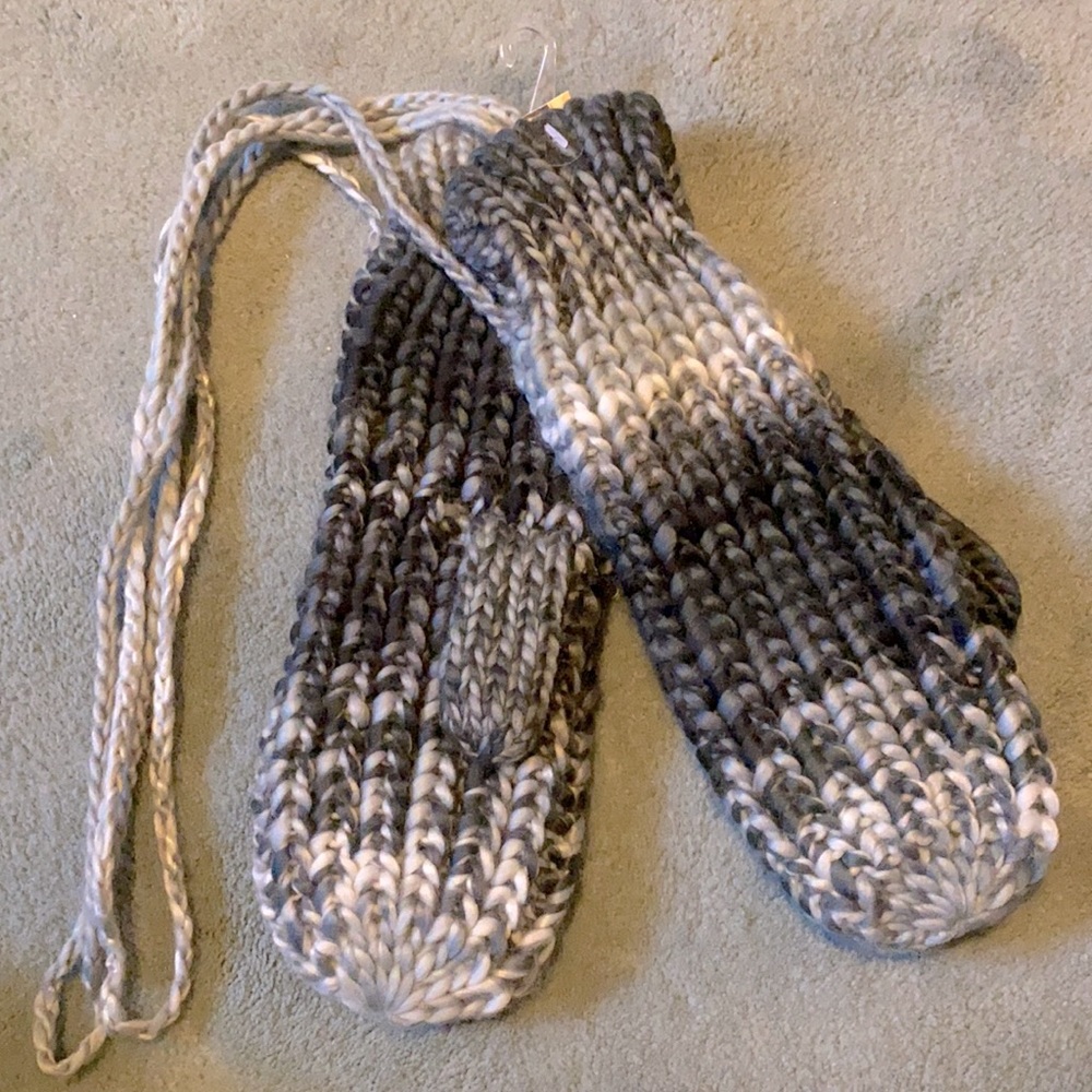 Mudd Kohls Blue White Chunky Knit Mittens Gloves Winter Soft and Cozy OS NWOT
